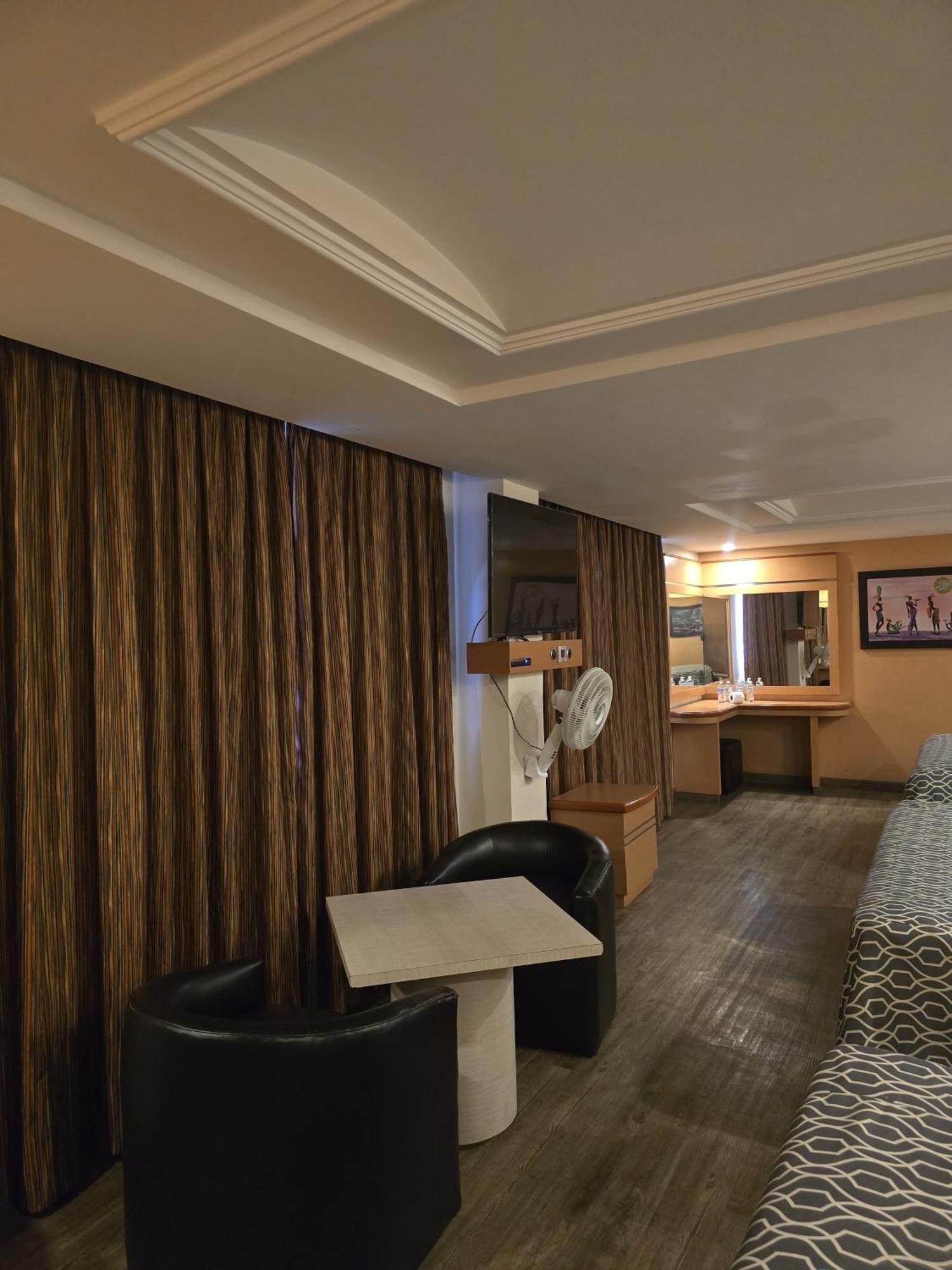 Y Gran Via, Tultitlan Hotel